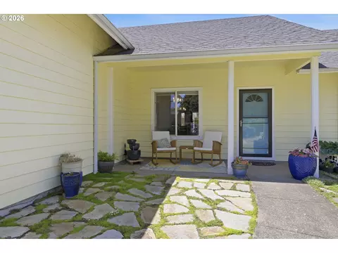 Exterior - 2910 River Rd, Eugene, OR 97404 photo 4 of 14