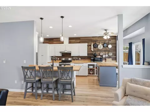 Kitchen - 2910 River Rd, Eugene, OR 97404 photo 1 of 8