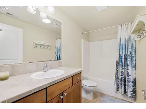 Bath - 2465 Park View Dr, Eugene, OR 97408 photo 3 of 4