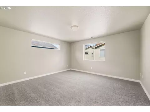 Bedroom - 2465 Park View Dr, Eugene, OR 97408 photo 1 of 7