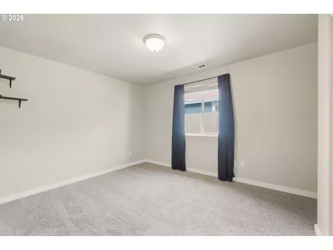Bedroom - 2465 Park View Dr, Eugene, OR 97408 photo 5 of 7