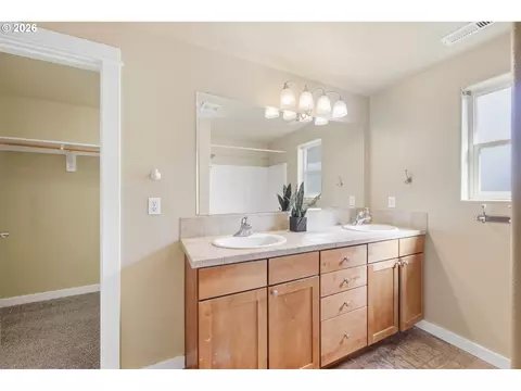 Bath - 2465 Park View Dr, Eugene, OR 97408 photo 2 of 4