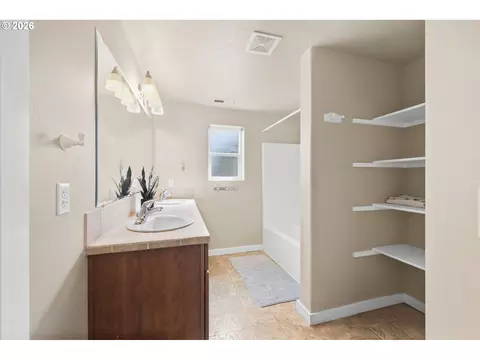 Bath - 2465 Park View Dr, Eugene, OR 97408 photo 1 of 4