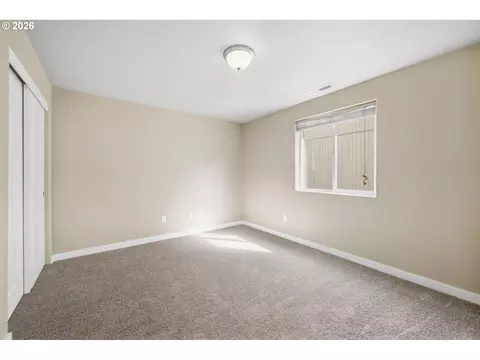 Bedroom - 2465 Park View Dr, Eugene, OR 97408 photo 3 of 7