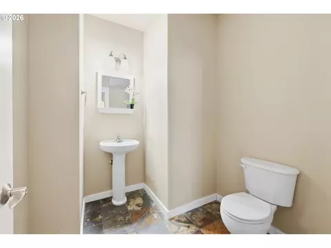 Bath - 2465 Park View Dr, Eugene, OR 97408 photo 4 of 4
