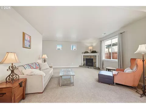 Living - 2465 Park View Dr, Eugene, OR 97408 photo 2 of 3