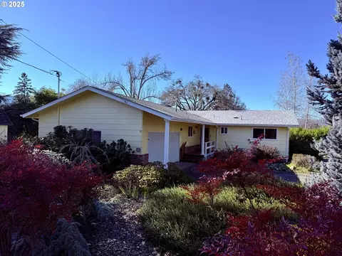 2415 W Bradford Ave, Roseburg, OR 97471
