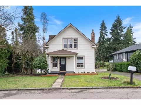 213 Cherry St, Silverton, OR 97381