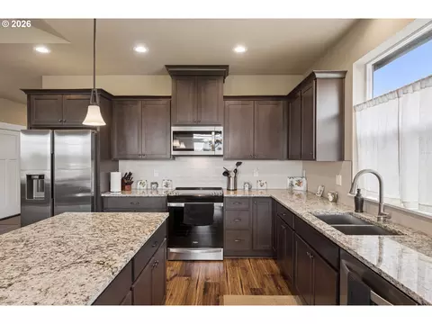 Kitchen - 3146 NE Samson Ave, Estacada, OR 97023 photo 2 of 2