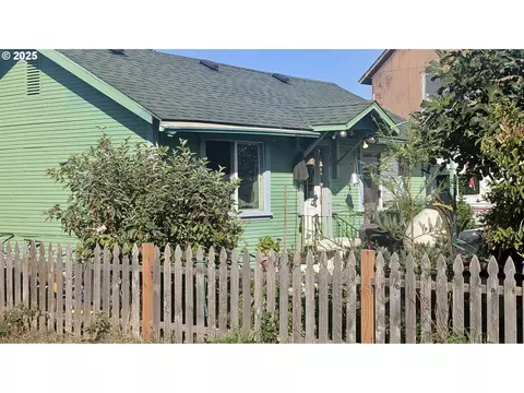 211 Ash St, Myrtle Point, OR 97458
