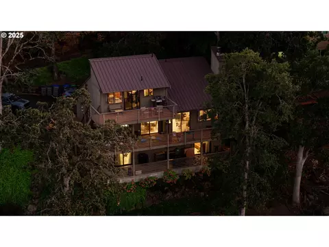 8 Hazel Ave, Hood River, OR 97031