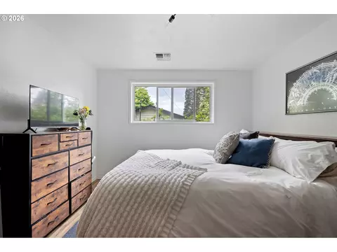 Bedroom - 1255 E 30th Ave, Eugene, OR 97405 photo 6 of 8