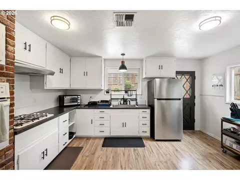 Kitchen - 1255 E 30th Ave, Eugene, OR 97405 photo 1 of 2