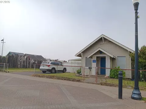 213 NW Cliff St, Newport, OR 97365