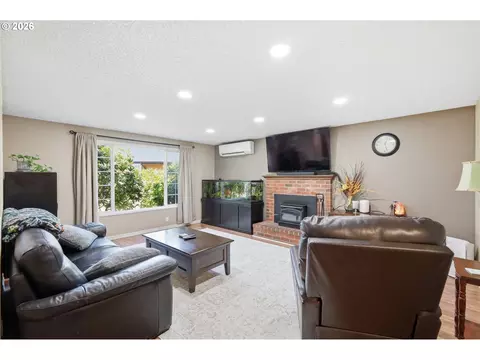 Living - 6450 B St, Springfield, OR 97478 photo 1 of 6