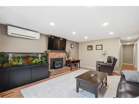 Living - 6450 B St, Springfield, OR 97478 photo 3 of 6