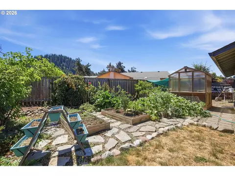 Exterior - 6450 B St, Springfield, OR 97478 photo 5 of 7