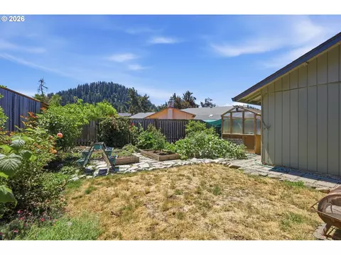 Exterior - 6450 B St, Springfield, OR 97478 photo 4 of 7