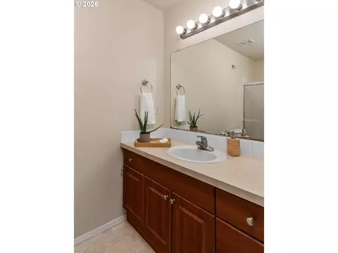 Bath - 975 SW Junction Pl, Gresham, OR 97080 photo 2 of 3