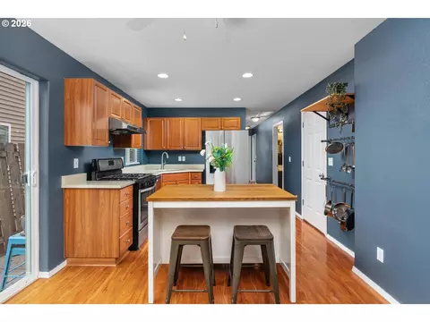 Kitchen - 975 SW Junction Pl, Gresham, OR 97080 photo 3 of 5