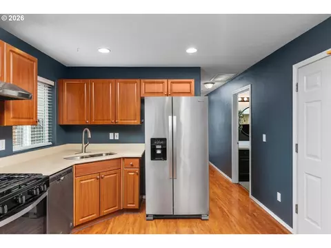 Kitchen - 975 SW Junction Pl, Gresham, OR 97080 photo 5 of 5
