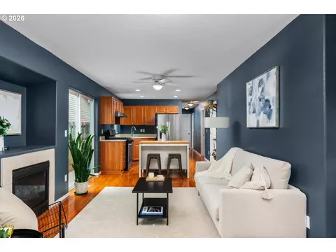 Living - 975 SW Junction Pl, Gresham, OR 97080 photo 1 of 2
