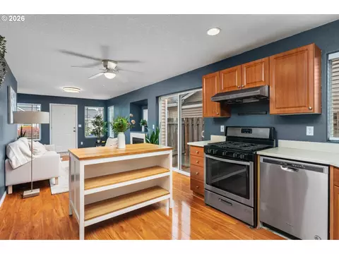 Kitchen - 975 SW Junction Pl, Gresham, OR 97080 photo 1 of 5
