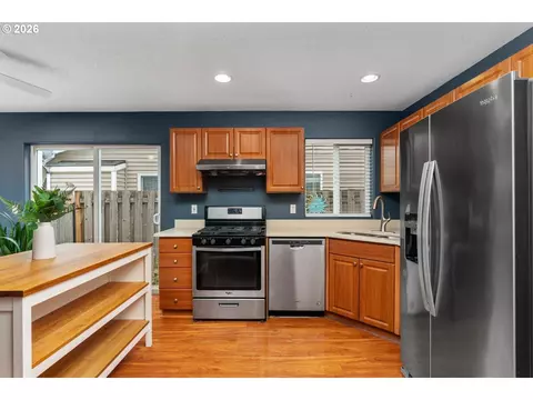 Kitchen - 975 SW Junction Pl, Gresham, OR 97080 photo 4 of 5