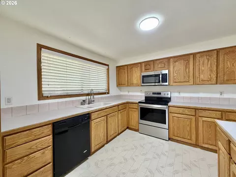 Kitchen - 2715 SW 31st St, Gresham, OR 97080 photo 1 of 4