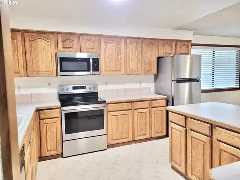 Kitchen - 2715 SW 31st St, Gresham, OR 97080 photo 2 of 4