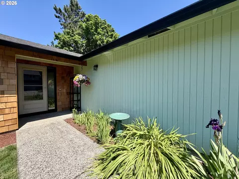 Exterior - 2715 SW 31st St, Gresham, OR 97080 photo 4 of 12