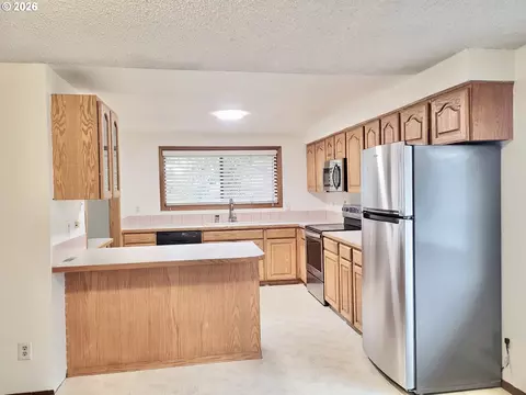 Kitchen - 2715 SW 31st St, Gresham, OR 97080 photo 4 of 4