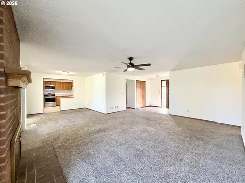 Living - 2715 SW 31st St, Gresham, OR 97080 photo 1 of 7