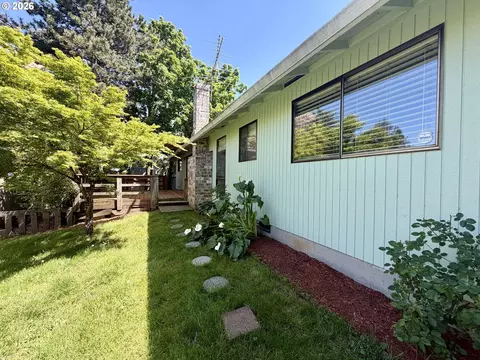 Exterior - 2715 SW 31st St, Gresham, OR 97080 photo 8 of 12
