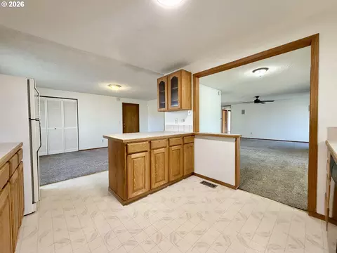 Kitchen - 2715 SW 31st St, Gresham, OR 97080 photo 3 of 4