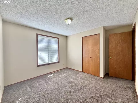 Bedroom - 2715 SW 31st St, Gresham, OR 97080 photo 4 of 6
