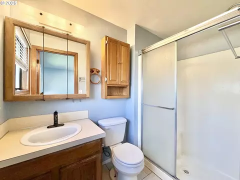 Bath - 2715 SW 31st St, Gresham, OR 97080 photo 2 of 2