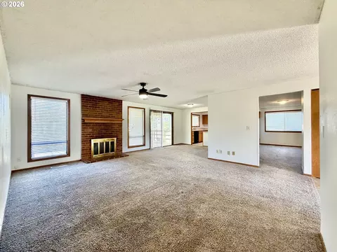 Living - 2715 SW 31st St, Gresham, OR 97080 photo 3 of 7