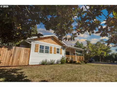 3735 E Amazon Dr, Eugene, OR 97405
