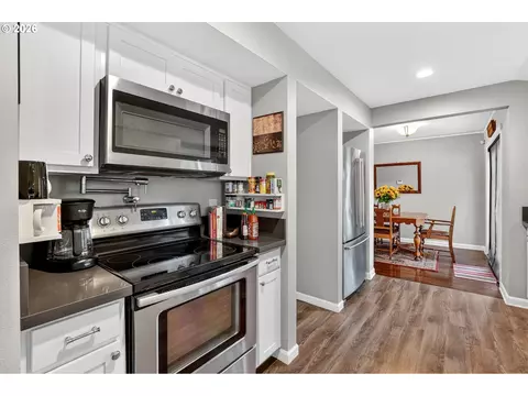 Kitchen - 20951 SE Bohna Park Rd, Damascus, OR 97089 photo 3 of 4