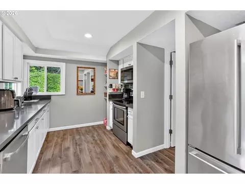 Kitchen - 20951 SE Bohna Park Rd, Damascus, OR 97089 photo 2 of 4