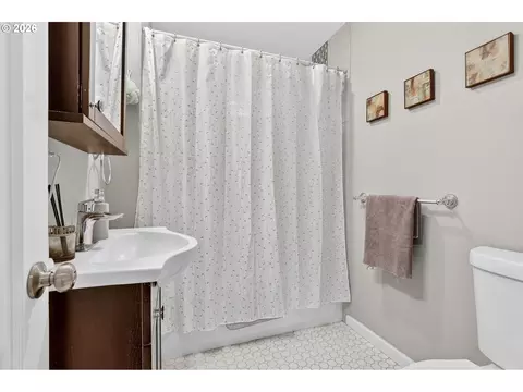 Bath - 20951 SE Bohna Park Rd, Damascus, OR 97089 photo 1 of 3
