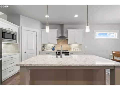 Kitchen - 120 Rome St, Boardman, OR 97818 photo 3 of 4