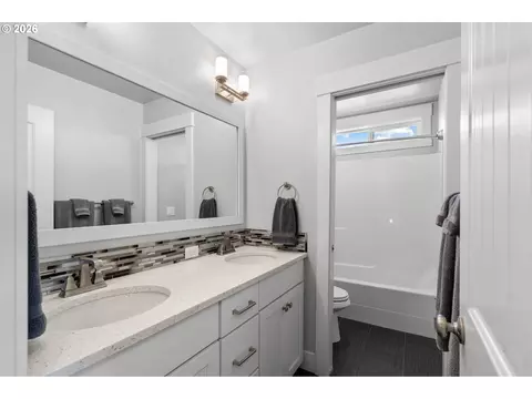 Bath - 120 Rome St, Boardman, OR 97818 photo 2 of 2