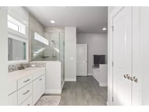 Bath - 120 Rome St, Boardman, OR 97818 photo 1 of 2