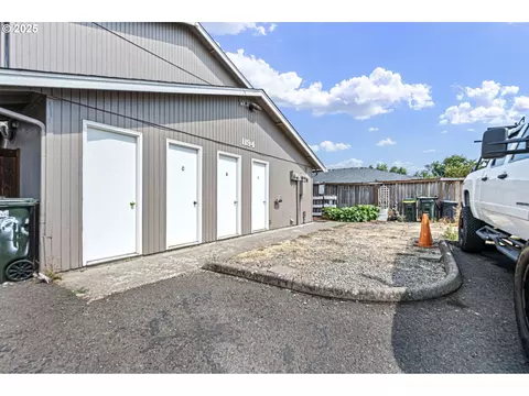 1194 R St, Springfield, OR 97477