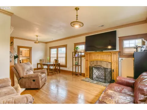 Living - 1003 NW Carden Ave, Pendleton, OR 97801 photo 1 of 5