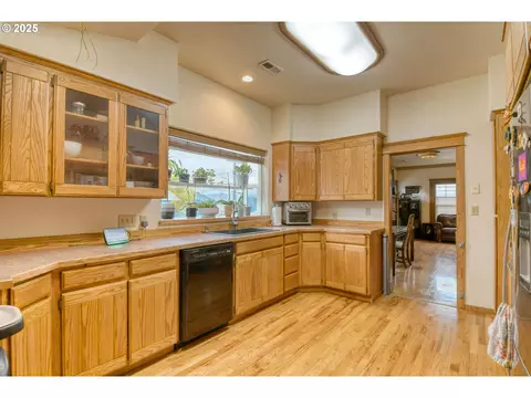 Kitchen - 1003 NW Carden Ave, Pendleton, OR 97801 photo 4 of 5