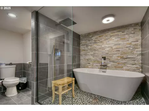 Bath - 1003 NW Carden Ave, Pendleton, OR 97801 photo 5 of 7