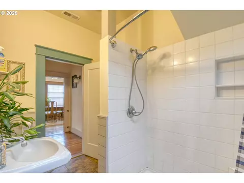 Bath - 1003 NW Carden Ave, Pendleton, OR 97801 photo 1 of 7